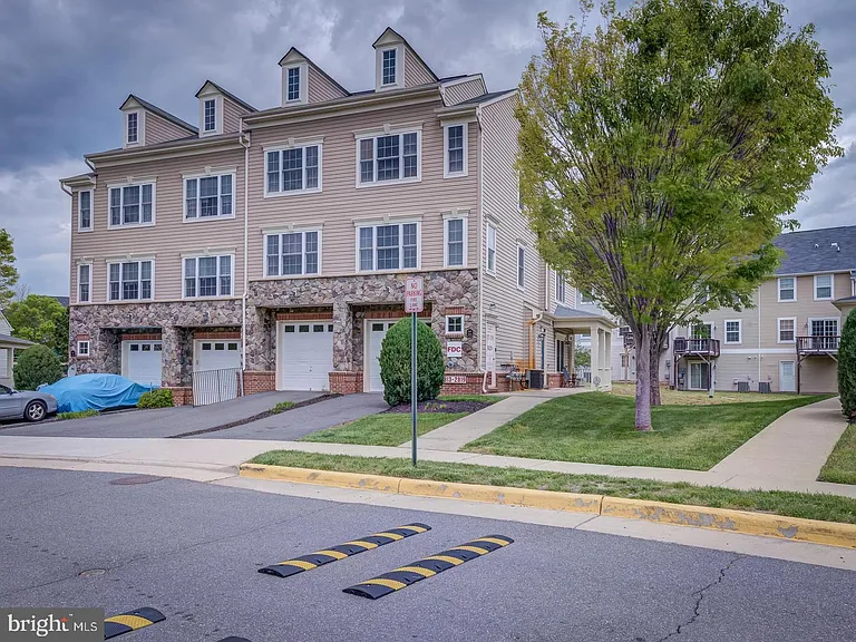 2819 Chinkapin Oak Ln — Photo 1