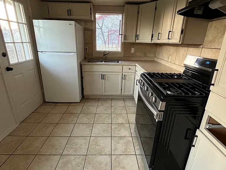 2148 NW Lincoln Ave — Photo 3