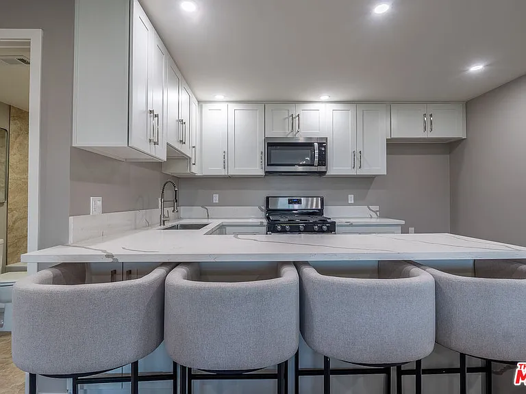 20454 Strathern St — Photo 31