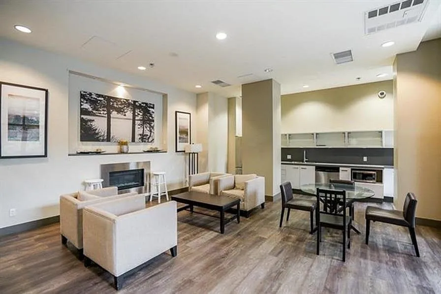 2 bed, 744 sqft, $2,300 — Photo 3