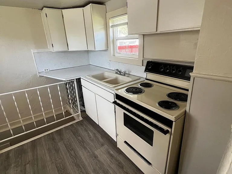 1234-1236 E Lewis St — Photo 3