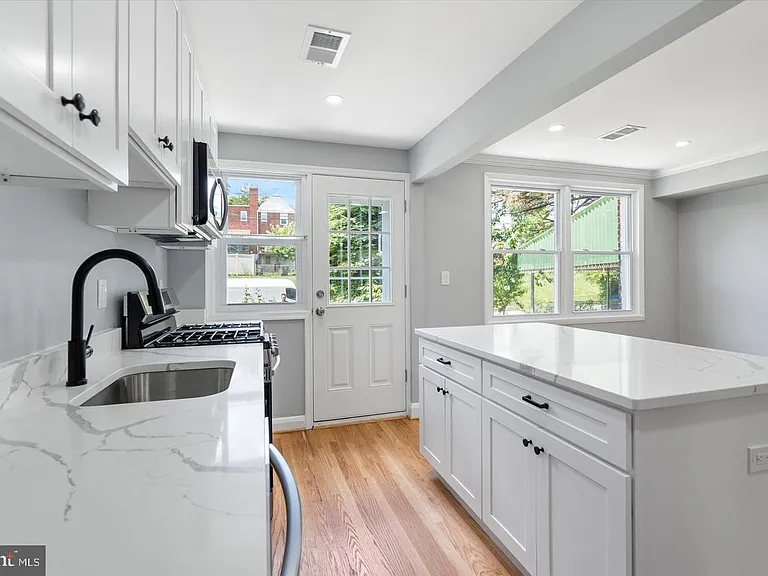 3551 Shannon Dr — Photo 7