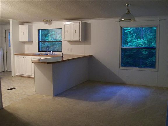 Kitche w/breakfast bar
