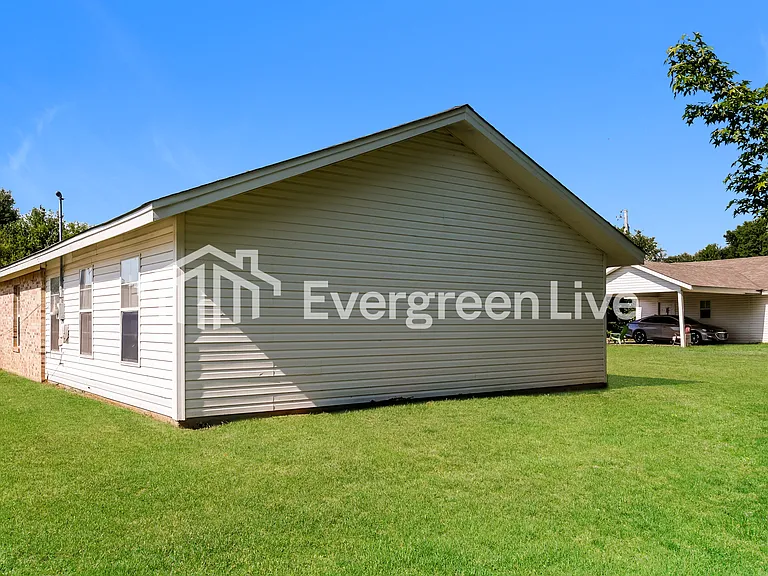 121 Davis Ave — Photo 14