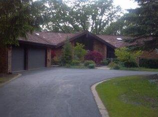 2 Robin Crest Rd, Hawthorn Woods, IL 60047