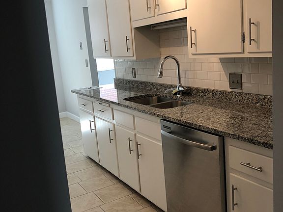 5th image of 3375 Rocky River Dr