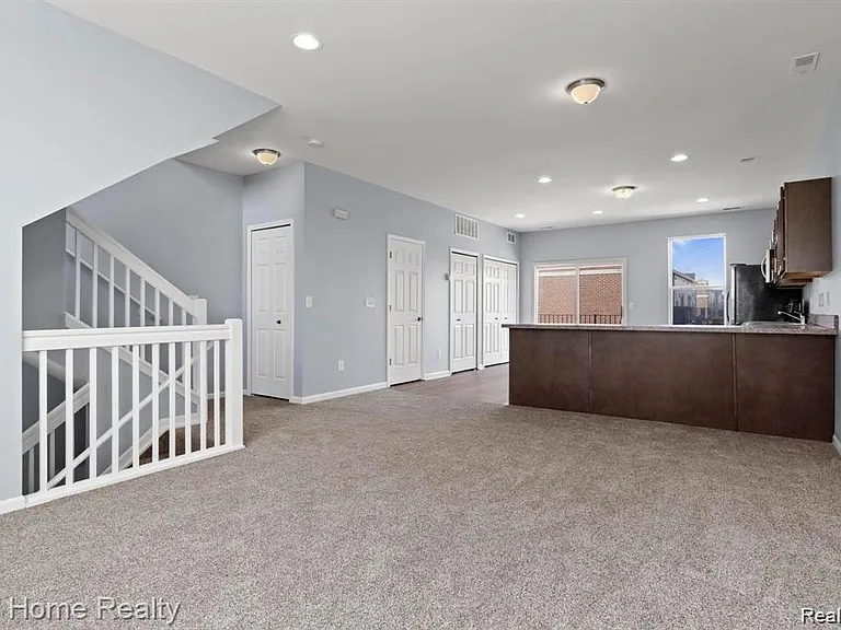 7637 Woodward Ave — Photo 2