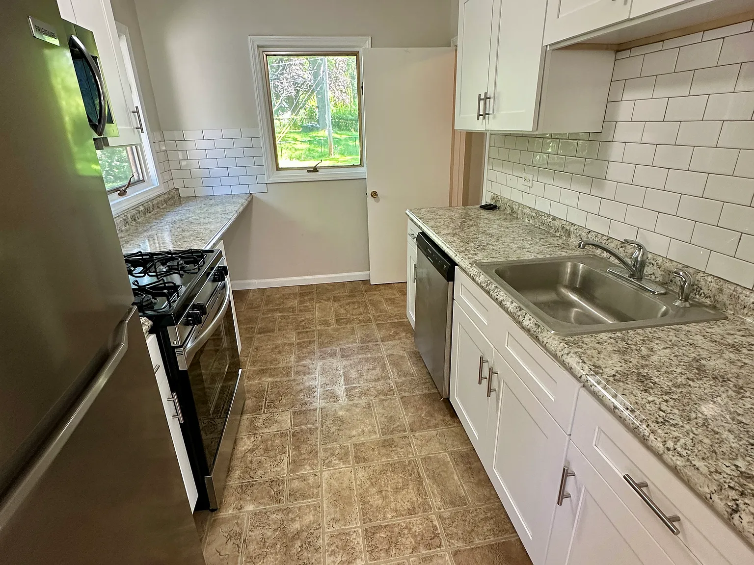 3 bed, 1050 sqft, $2,499 — Photo 3