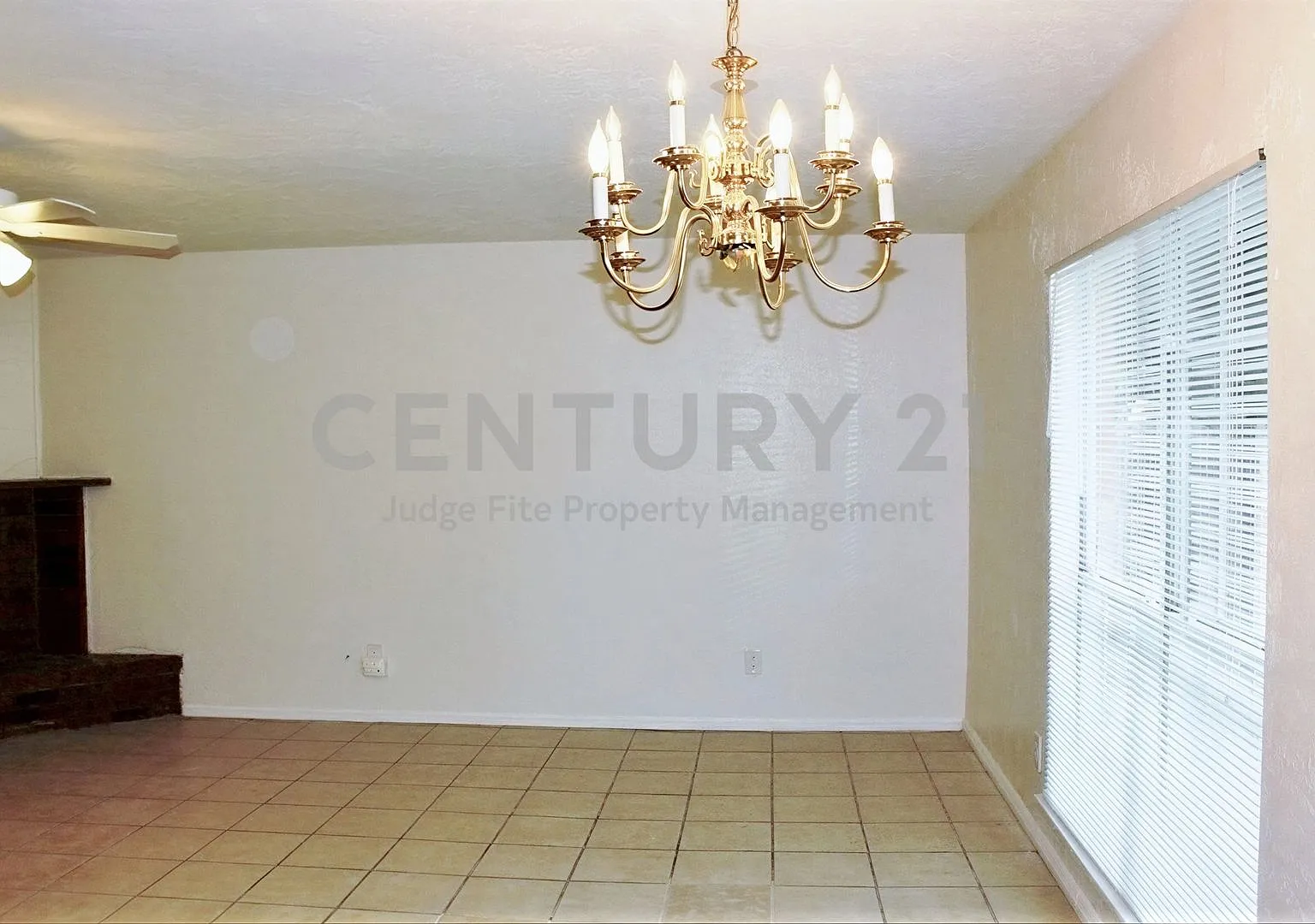Charming 3/2/2 on Corner Lot in Grand Prairie For Rent! — Photo 4