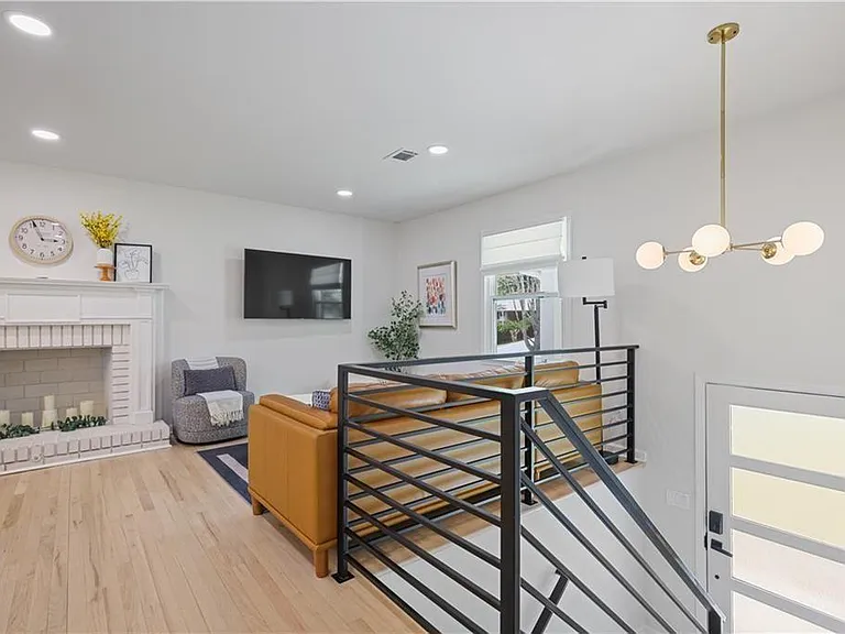 677 Hillandale Cir SW — Photo 9