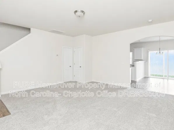 6008 Vista Woods Ln, Charlotte, NC 28215