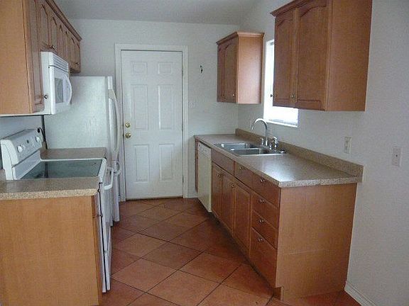 5th image of 724 E King St