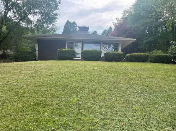 1341 Arrowhead Dr, Pocono Lake, PA 18347
