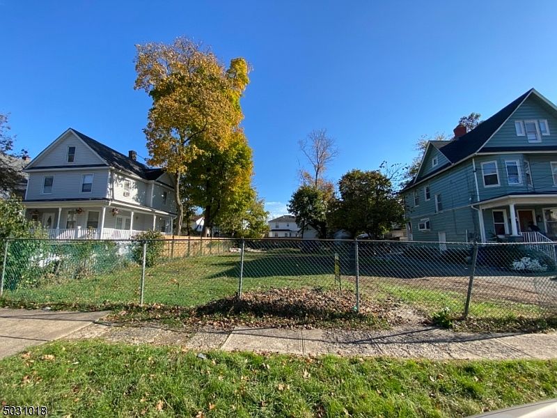 2nd image of 945-47 W 5th St