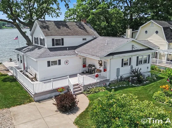 10992 Boniface Point Dr, Plainwell, MI 49080