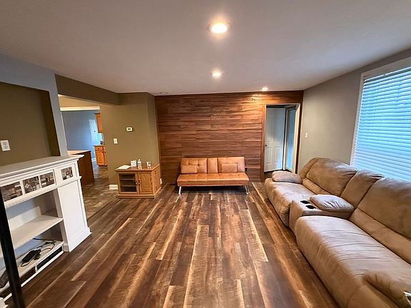 5th image of 224 Plumvalley St