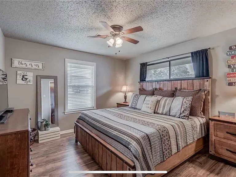 203 E Brier Ln — Photo 11