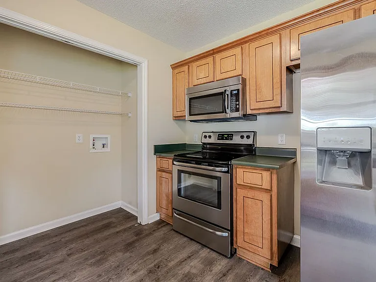 106 Mustang Dr — Photo 2