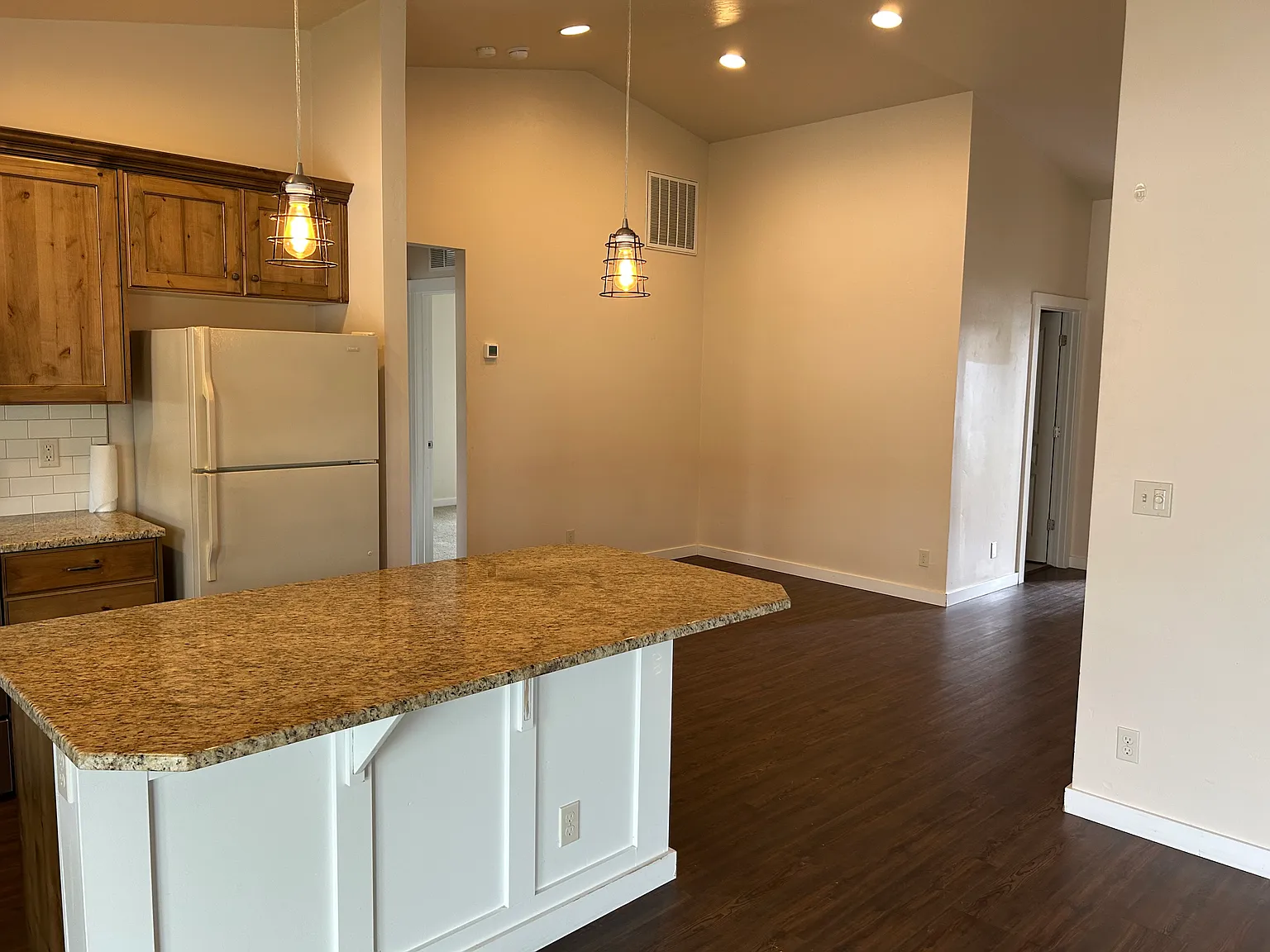 3 bed, 1438 sqft, $2,400 — Photo 4