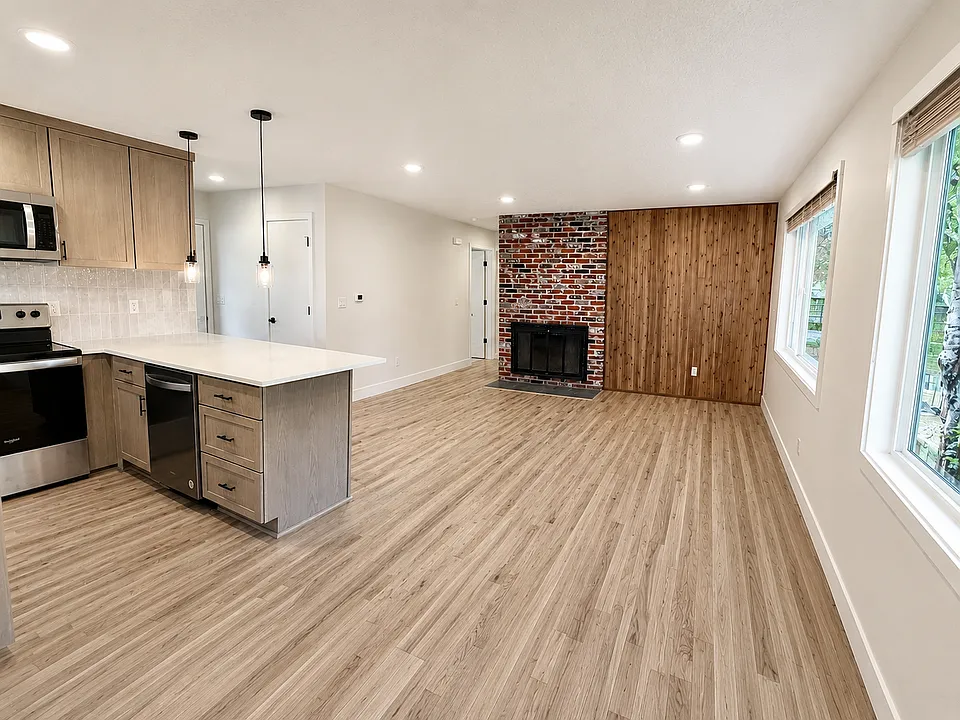 7407 SW 36th Ave