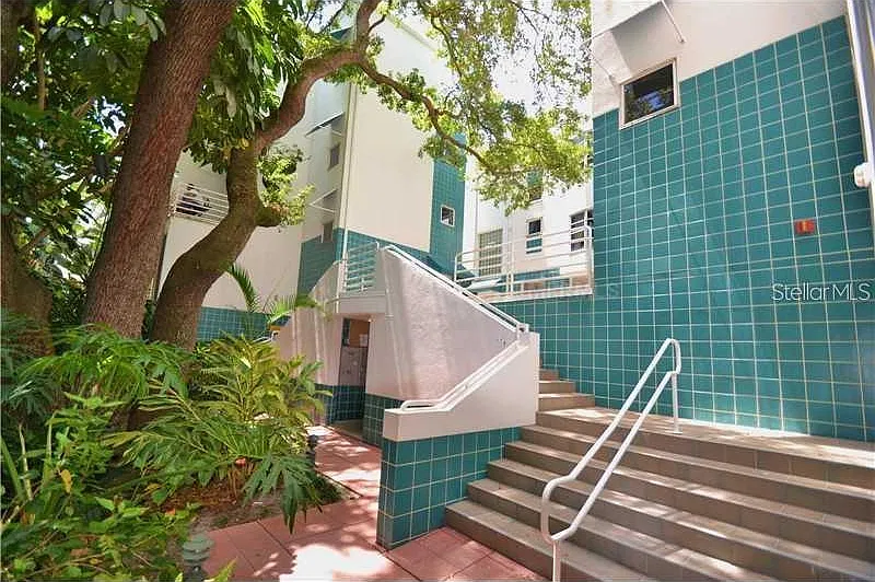 2 bed, 2.5 bath, 1296 sqft, $3,300 — Photo 2