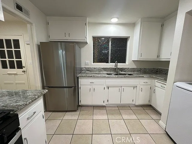 684 E Lee Pl — Photo 2