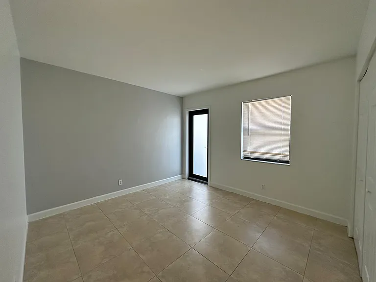 2705 NE 9th Ave — Photo 18