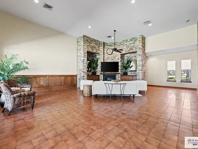 1301 Palm Valley Dr E — Photo 6