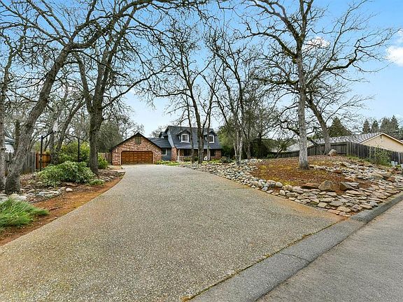 3rd image of 2667 Hillcrest Dr