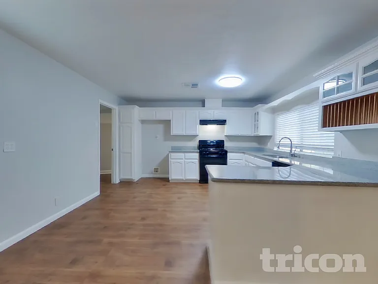 304 Robert St — Photo 4