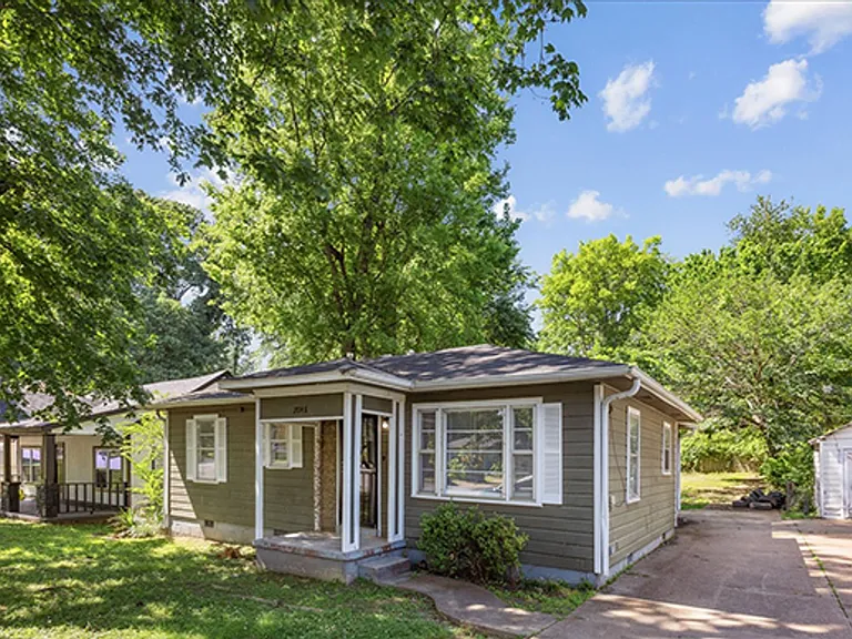 2048 Whitney Ave — Photo 3