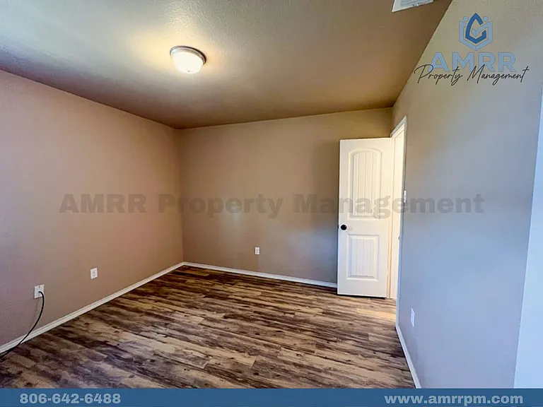 2407 N Ave N — Photo 4