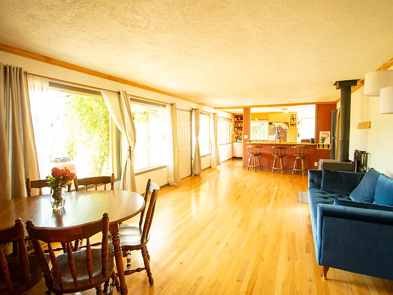1281 E Anderson Rd — Photo 2