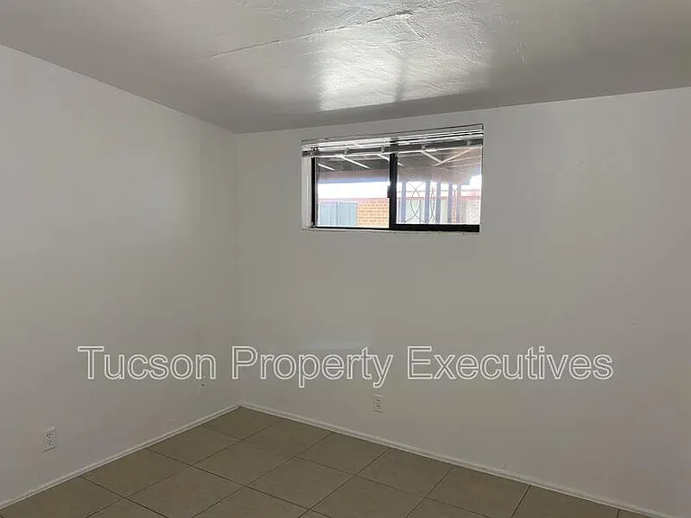 1646 N Beverly Ave — Photo 14