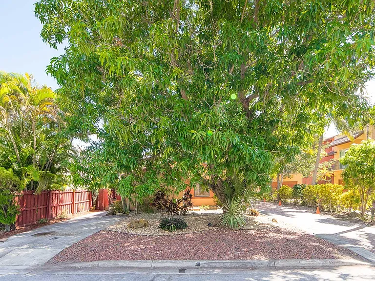 1136 NE 17th Way #1-2 — Photo 4