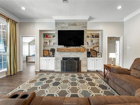 3rd image of 4618 Shoal Creek Dr