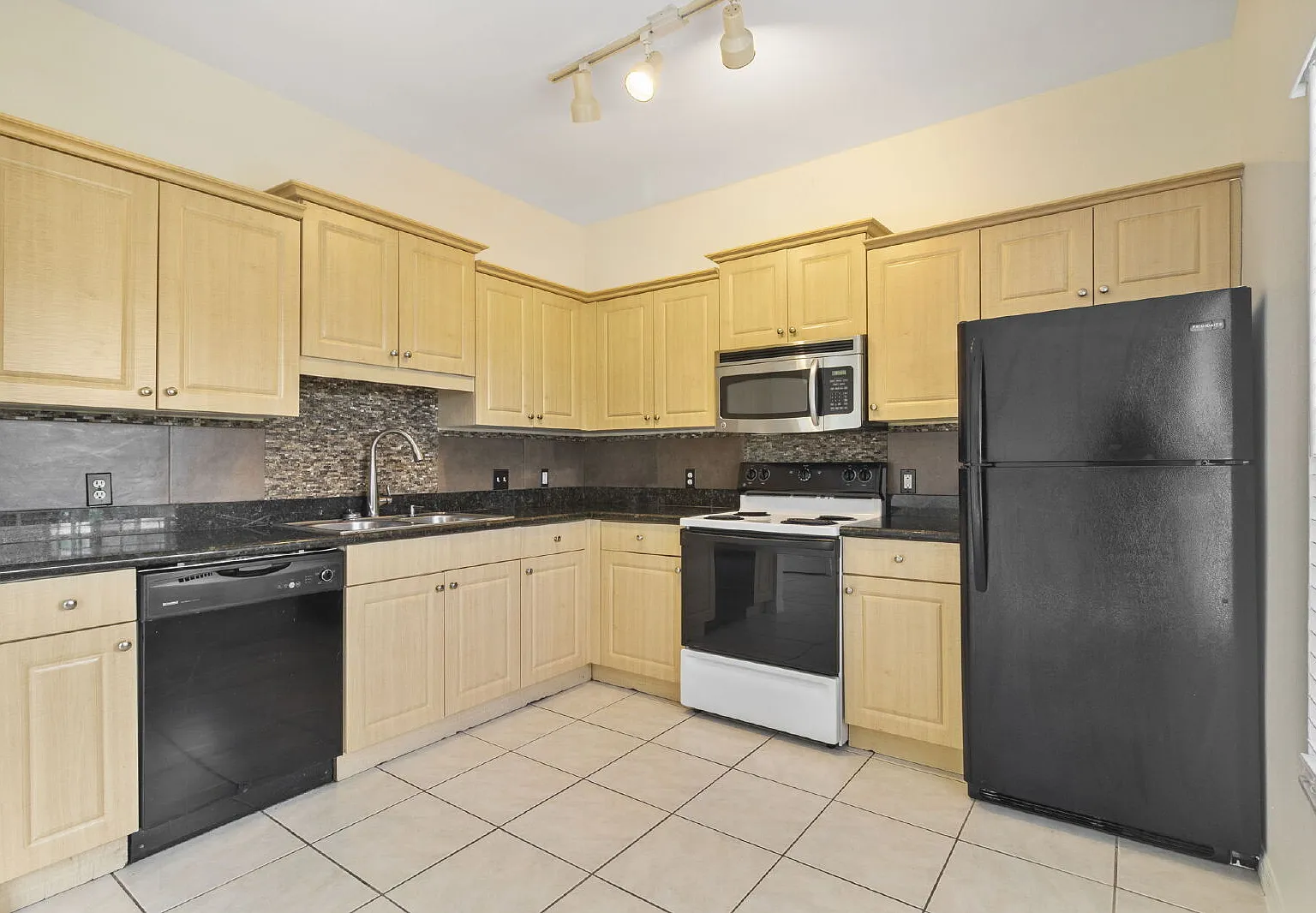 3 bed, 2.5 bath, 1282 sqft, $2,000 — Photo 3