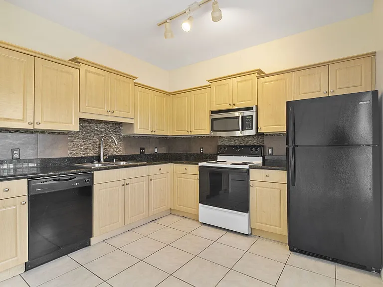 7565 Plantation Cir — Photo 3