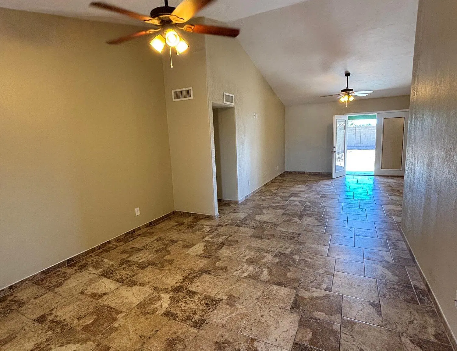 3 bed, 2.0 bath, 1424 sqft, $2,100 — Photo 2