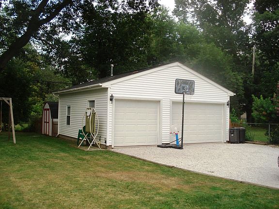 Detached 2 1/2 Car Heated Garage 