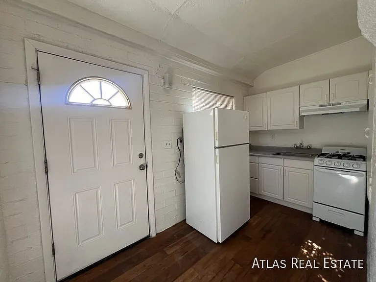 810 E 9th St #3 — Photo 6