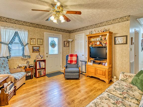 2nd image of 120 Circle Dr