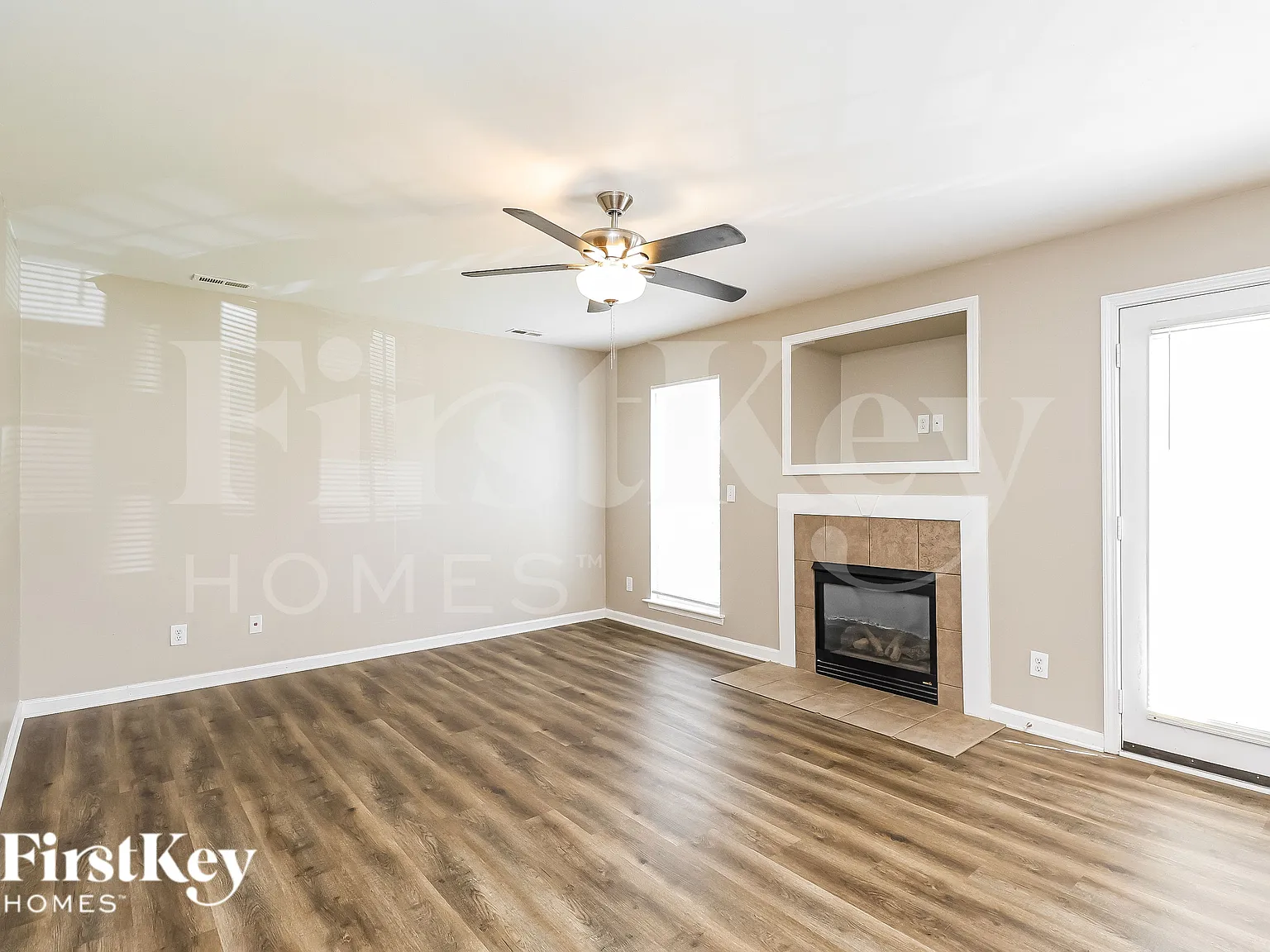 3 bed, 2.5 bath, 1958 sqft, $2,205 — Photo 3
