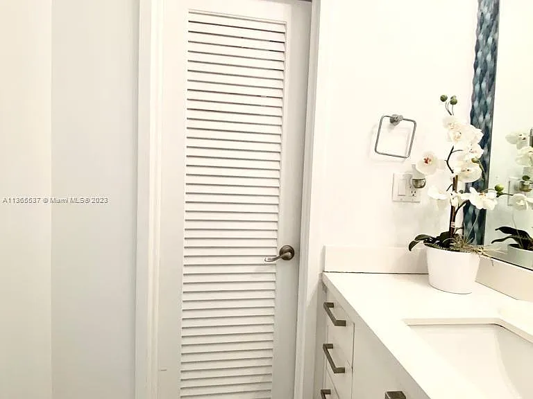 100 Lincoln Rd #906 — Photo 7