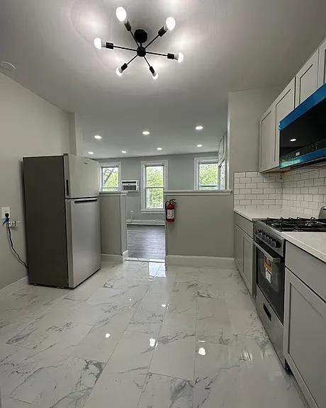 54 Grove St #3R — Photo 4