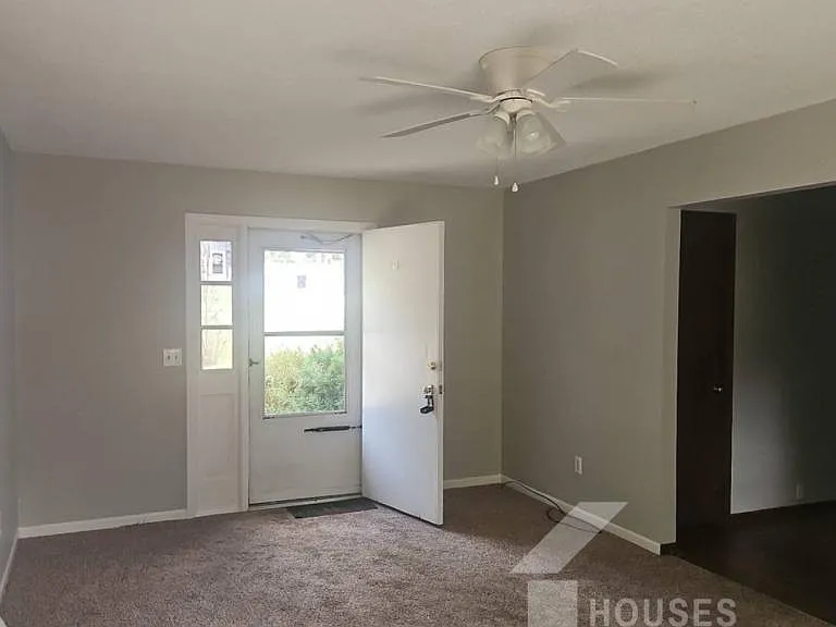 130 Ashdown Dr — Photo 2