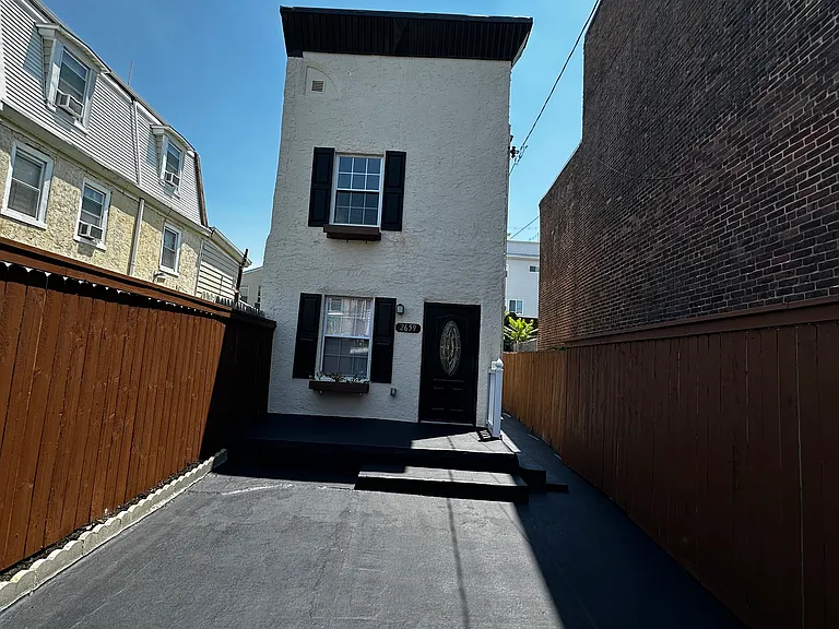 2659 Emerald St — Photo 3
