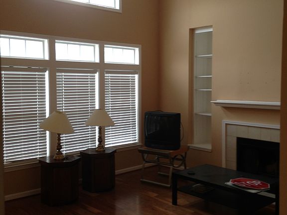 Tall Ceiling - Home Feel