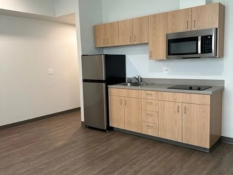 990 Broadway Apartment Homes — Photo 8