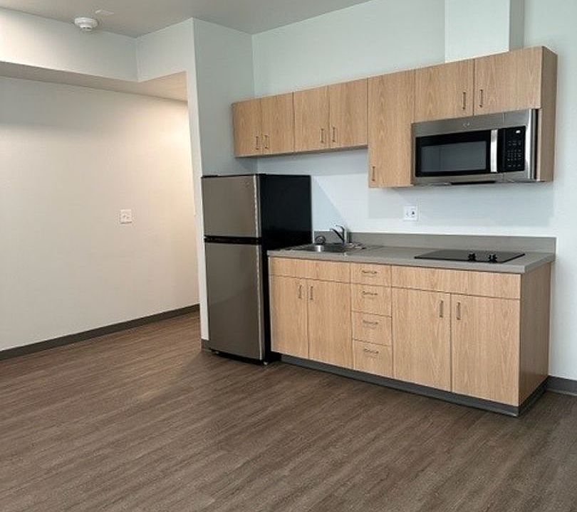 1st image of 990 Broadway St NE #423
